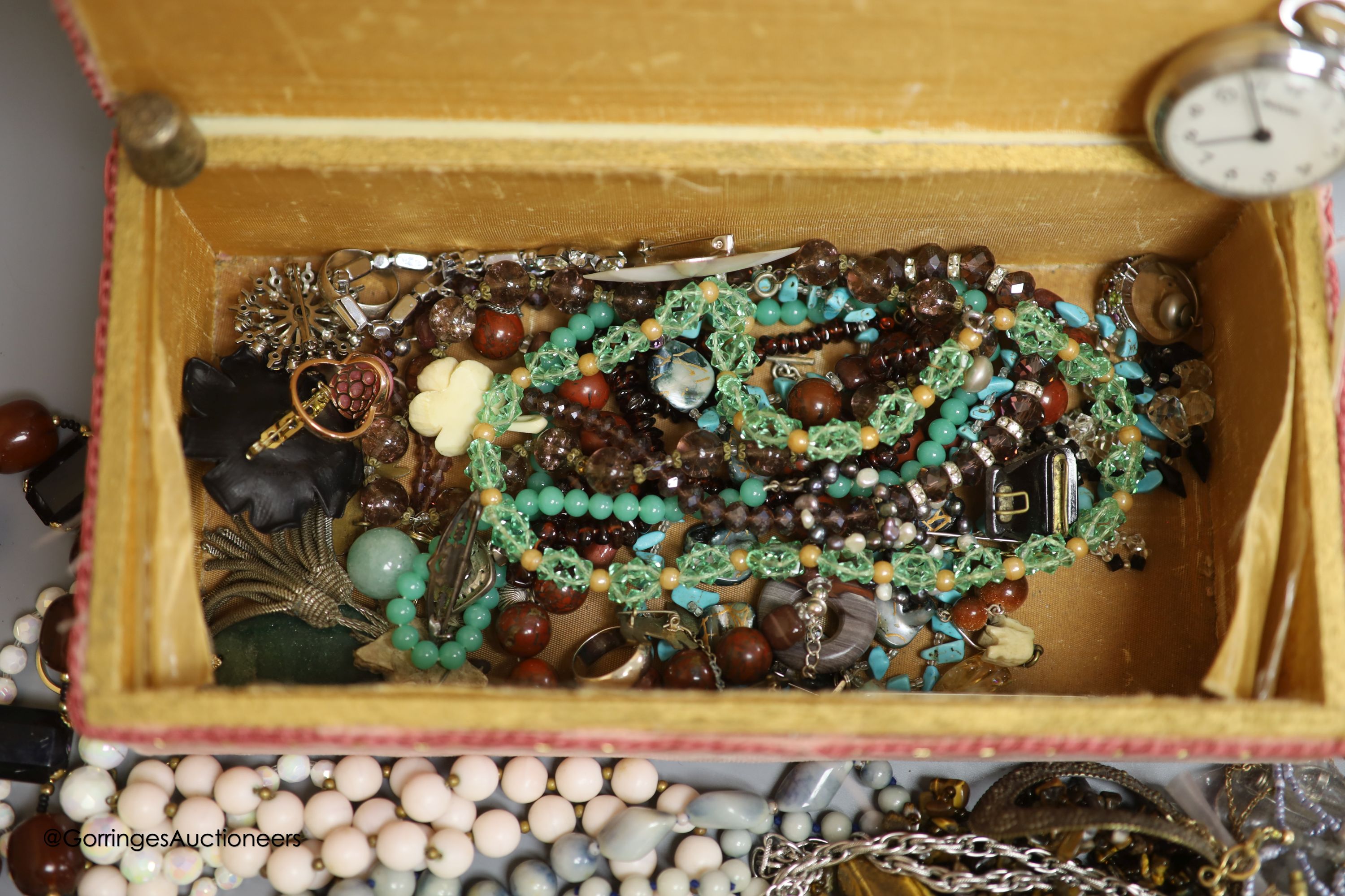 A quantity of assorted costume jewellery.